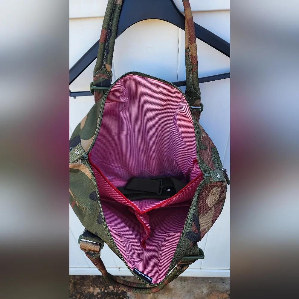 Herschel Strand Duffle Bag w/changing Pad (Camo) - Picture 4 of 4